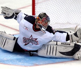 NBA季后赛激战正酣，勇士队逆转取胜挺进西部决赛