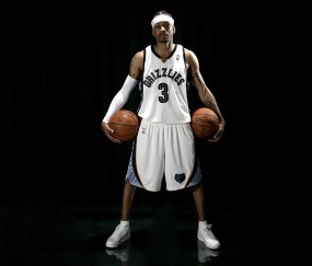 德凯特拉雷，中锋角色如鱼得水，虽未破门却显锋芒