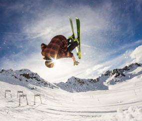 青训年龄门槛骤降至八岁引轩然大波 足协新规被指涉嫌违法 高层沉默遭舆论拷问